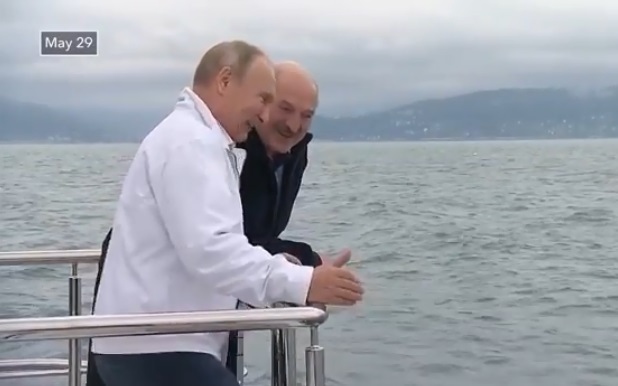 Tổng thống Nga Putin tiếp thân mật Tổng thống Belarus Lukashenko trên du thuyền